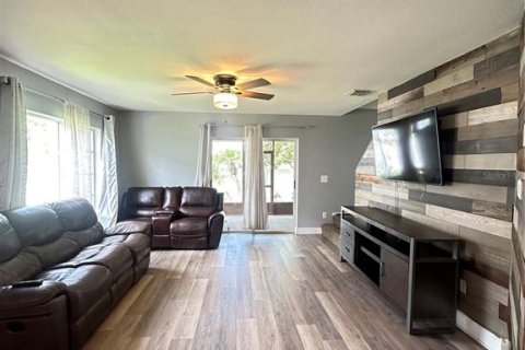 Townhouse in Brandon, Florida 2 bedrooms, 109.44 sq.m. № 2224567 - photo 2