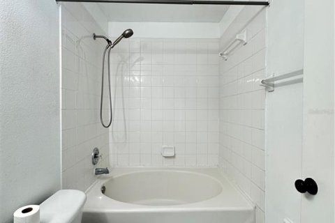 Townhouse in Brandon, Florida 2 bedrooms, 109.44 sq.m. № 2224567 - photo 9