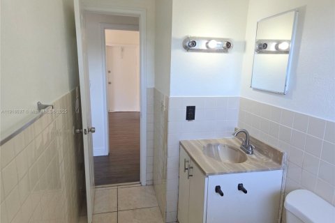 Снять в аренду кондоминиум в Лодерхилл, Флорида 3 спальни, 125.42м2, № 1973944 - фото 12