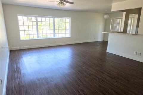 Снять в аренду кондоминиум в Лодерхилл, Флорида 3 спальни, 125.42м2, № 1973944 - фото 1