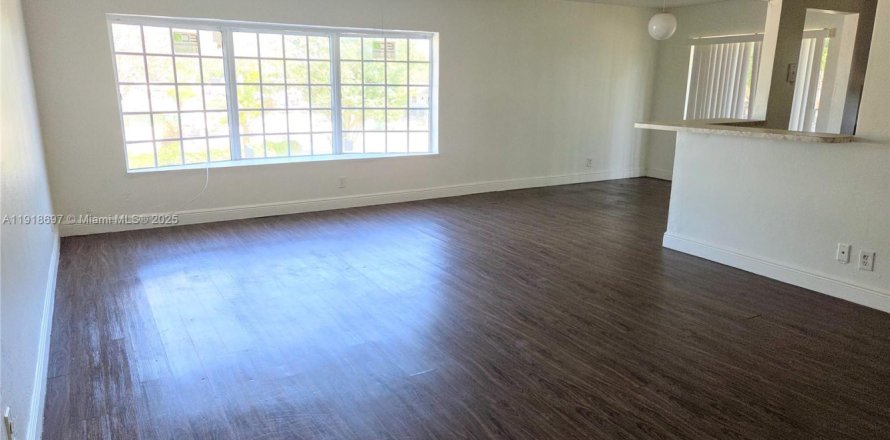 Кондоминиум с 3 спальнями в Лодерхилл, Флорида № 1973944