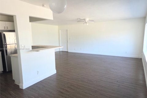 Снять в аренду кондоминиум в Лодерхилл, Флорида 3 спальни, 125.42м2, № 1973944 - фото 2