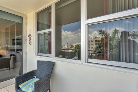 Condo in Hallandale Beach, Florida, 1 bedroom  № 2041663 - photo 28