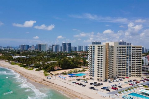 Condo in Hallandale Beach, Florida, 1 bedroom  № 2041663 - photo 7
