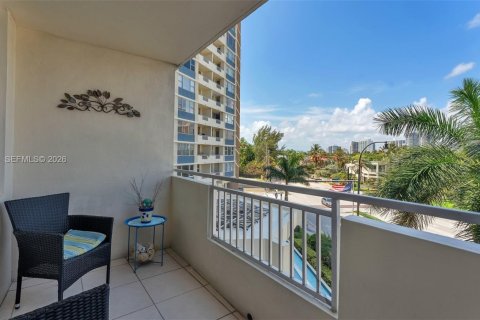 Condo in Hallandale Beach, Florida, 1 bedroom  № 2041663 - photo 12