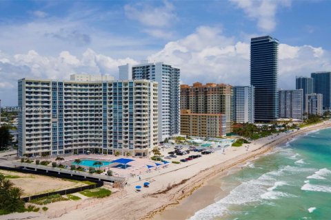 Condo in Hallandale Beach, Florida, 1 bedroom  № 2041663