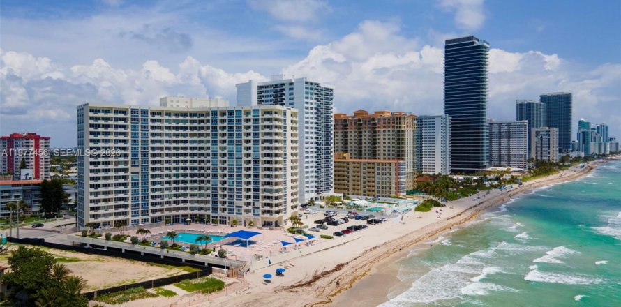 Condo in Hallandale Beach, Florida, 1 bedroom  № 2041663