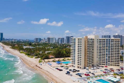 Condo in Hallandale Beach, Florida, 1 bedroom  № 2041663 - photo 8