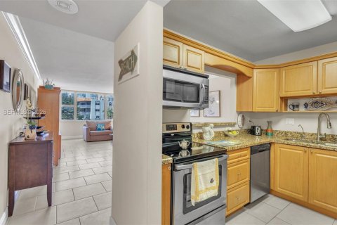 Condo in Hallandale Beach, Florida, 1 bedroom  № 2041663 - photo 15