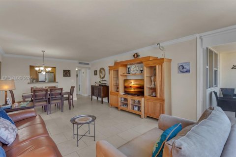 Condo in Hallandale Beach, Florida, 1 bedroom  № 2041663 - photo 20