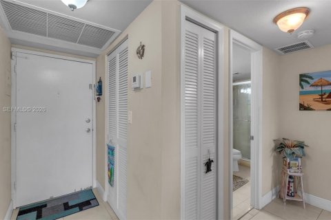 Condo in Hallandale Beach, Florida, 1 bedroom  № 2041663 - photo 22