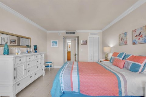 Condo in Hallandale Beach, Florida, 1 bedroom  № 2041663 - photo 25