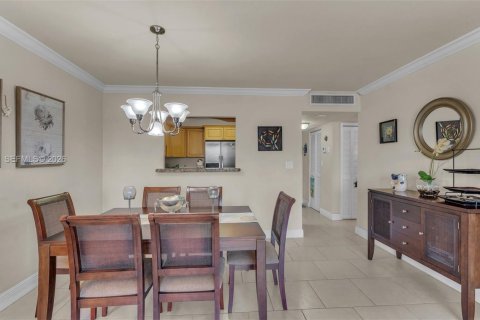 Condo in Hallandale Beach, Florida, 1 bedroom  № 2041663 - photo 21