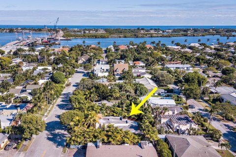 House in West Palm Beach, Florida 3 bedrooms, 146.32 sq.m. № 1077011 - photo 1