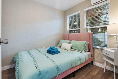 Commercial property in Saint Petersburg, Florida 4 bedrooms, 140.28 sq.m. № 1245031 - photo 22