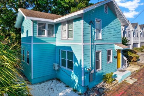 Commercial property in Saint Petersburg, Florida 4 bedrooms, 140.28 sq.m. № 1245031 - photo 1