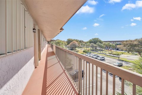 Купить кондоминиум в Тамарак, Флорида 1 комната, 117.99м2, № 2179769 - фото 5