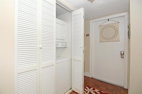 Снять в аренду кондоминиум в Лейк-Уорт, Флорида 2 спальни, 104.98м2, № 652609 - фото 1