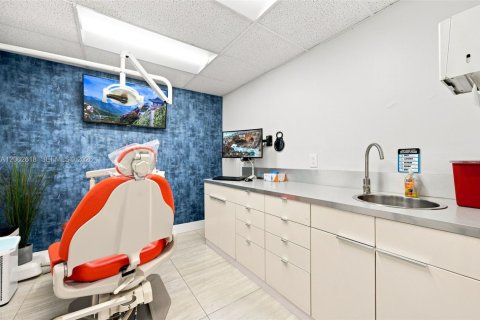 Commercial property in North Miami, Florida № 2265251 - photo 13