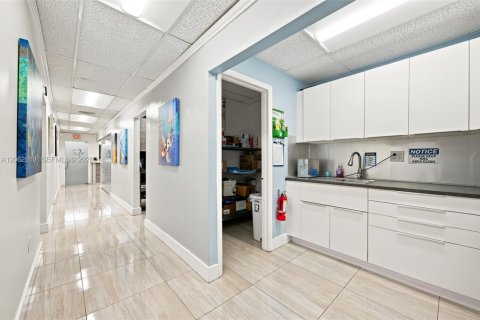 Commercial property in North Miami, Florida № 2265251 - photo 10