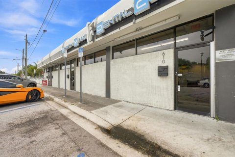 Commercial property in North Miami, Florida № 2265251 - photo 2