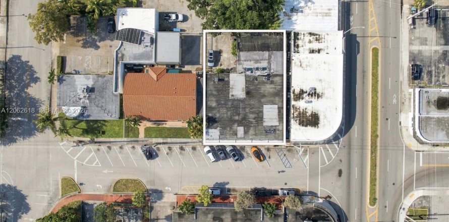 Commercial property in North Miami, Florida № 2265251