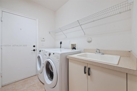 Villa ou maison à louer à Davie, Floride: 4 chambres, 325.34 m2 № 1986323 - photo 29