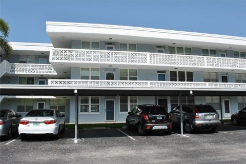 Condo in Saint Petersburg, Florida, 1 bedroom  № 1852672 - photo 1