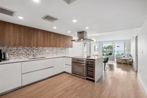 Condo in Bay Harbor Islands, Florida, 2 bedrooms  № 1484243 - photo 1