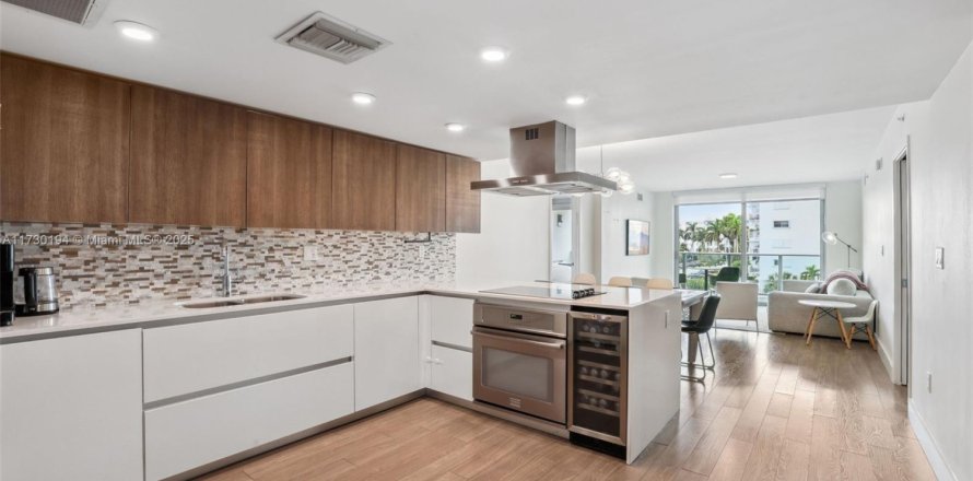 Condo in Bay Harbor Islands, Florida, 2 bedrooms № 1484243