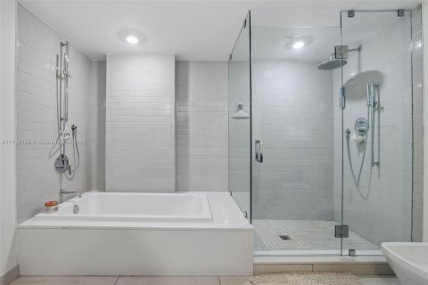 Condo in Bay Harbor Islands, Florida, 2 bedrooms  № 1484243 - photo 15