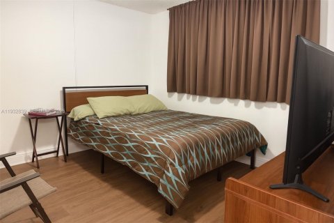 Condo in Tamarac, Florida, 2 bedrooms  № 1991675 - photo 9