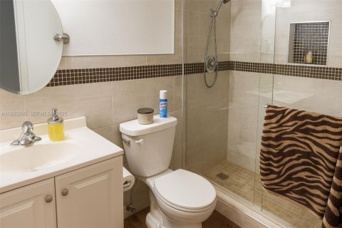 Condo in Tamarac, Florida, 2 bedrooms  № 1991675 - photo 7