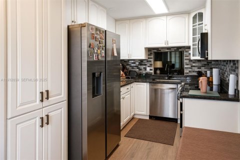 Condo in Tamarac, Florida, 2 bedrooms  № 1991675 - photo 1