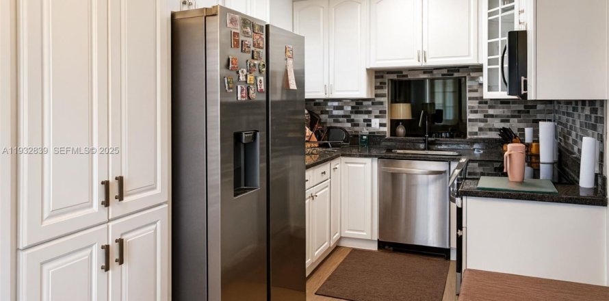 Condo in Tamarac, Florida, 2 bedrooms  № 1991675