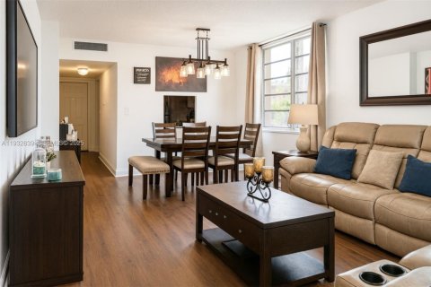 Condo in Tamarac, Florida, 2 bedrooms  № 1991675 - photo 2