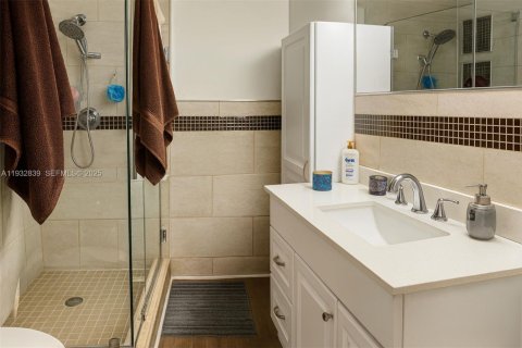 Condo in Tamarac, Florida, 2 bedrooms  № 1991675 - photo 8