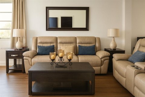 Condo in Tamarac, Florida, 2 bedrooms  № 1991675 - photo 3