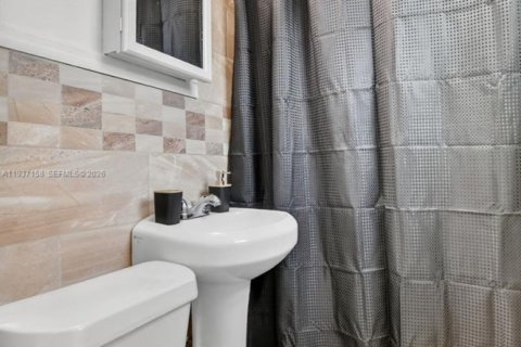 Купить виллу или дом в Норт-Майами, Флорида 5 спален, 143.26м2, № 1995013 - фото 22