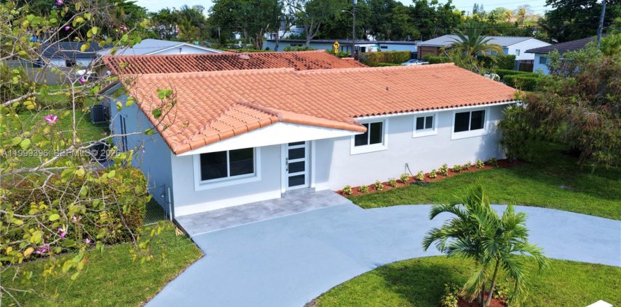 Дом в Майами, Флорида 4 спальни, 131.27м2 № 2065258