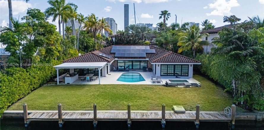 Casa en Hallandale Beach, Florida 4 dormitorios, 306.58 m2 № 1692096