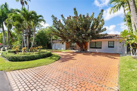 Casa en alquiler en Hallandale Beach, Florida, 4 dormitorios, 306.58 m2 № 1692096 - foto 2