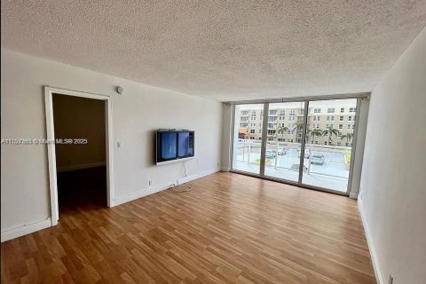 Condo in Hallandale Beach, Florida, 1 bedroom  № 2028852 - photo 2