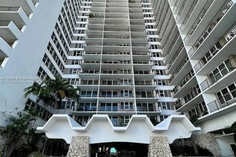 Condo in Hallandale Beach, Florida, 1 bedroom  № 2028852 - photo 17