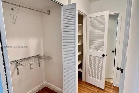 Condo in Hallandale Beach, Florida, 1 bedroom  № 2028852 - photo 6