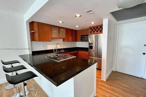 Condo in Hallandale Beach, Florida, 1 bedroom  № 2028852 - photo 13