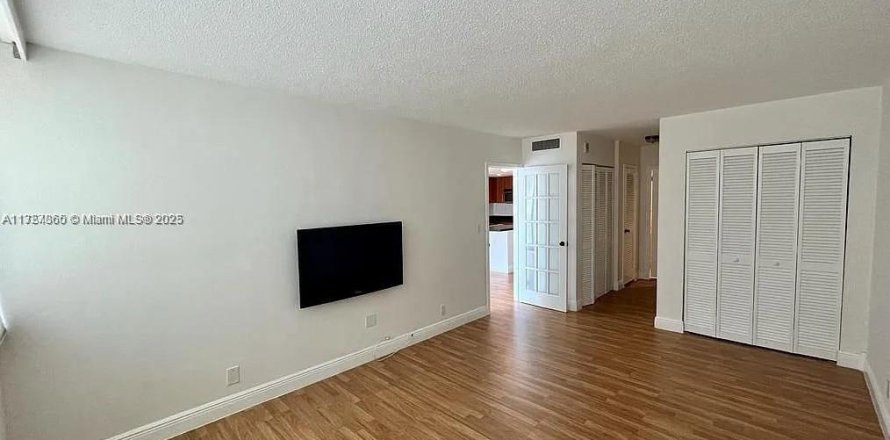 Condo in Hallandale Beach, Florida, 1 bedroom  № 2028852