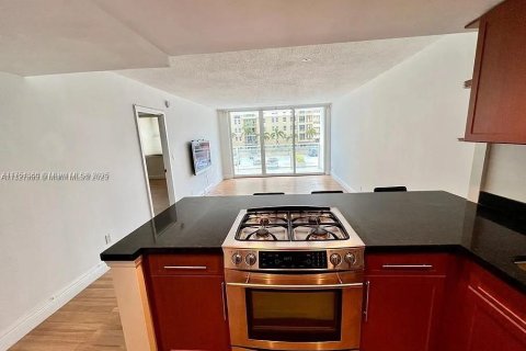 Condo in Hallandale Beach, Florida, 1 bedroom  № 2028852 - photo 11