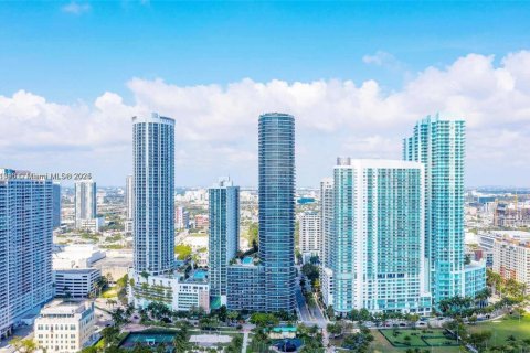 Condo in Miami, Florida, 2 bedrooms  № 1953208 - photo 1