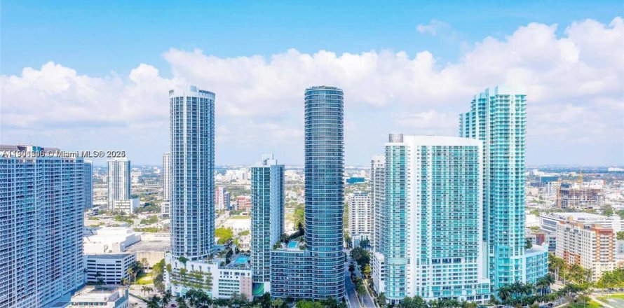 Condo in Miami, Florida, 2 bedrooms  № 1953208